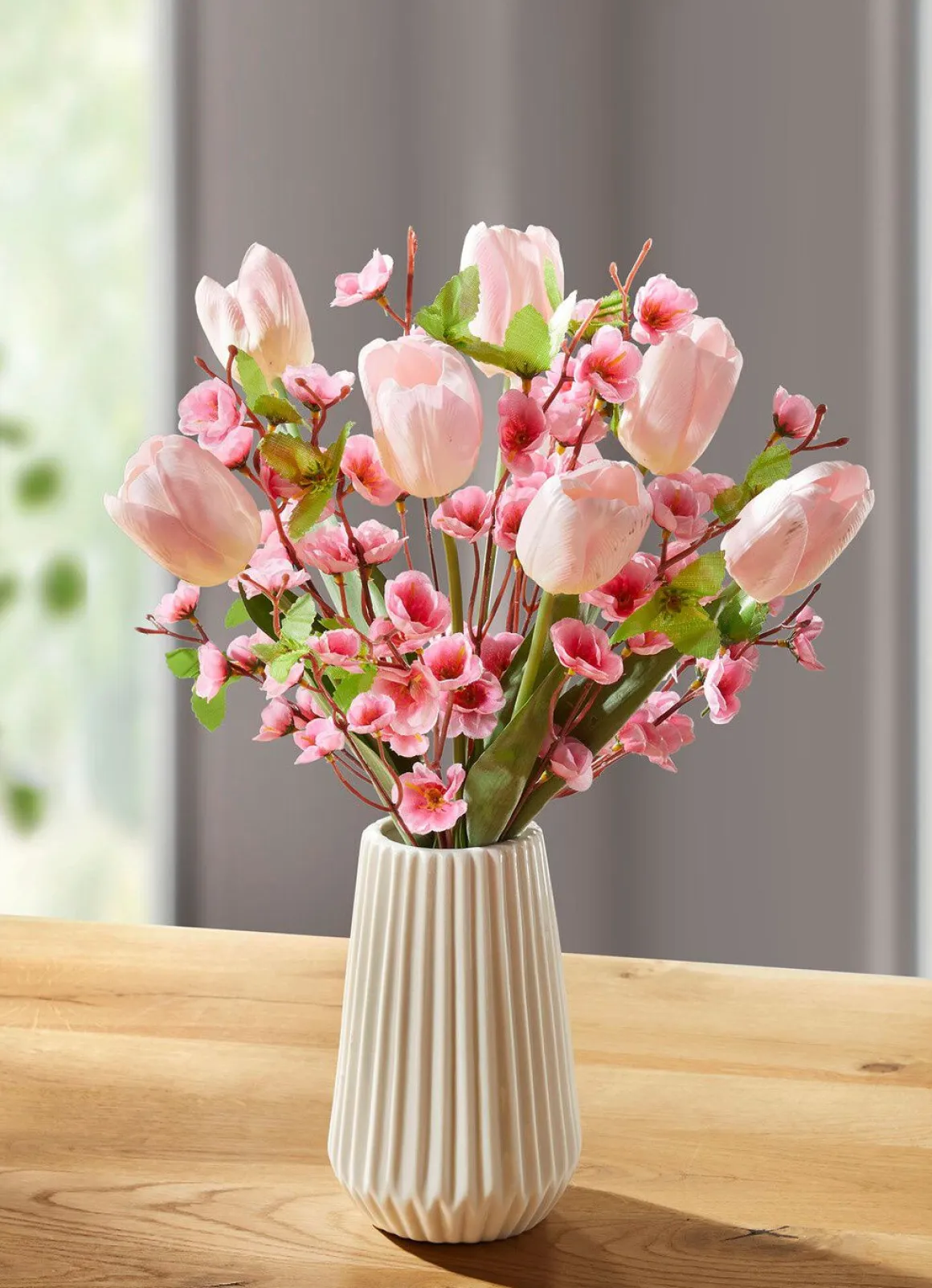 Arrangement mit Tulpen und Kirschblüten