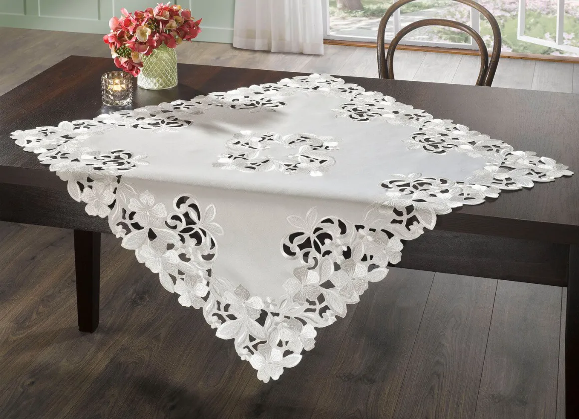 Bestickte Tisch- und Raumdekoration