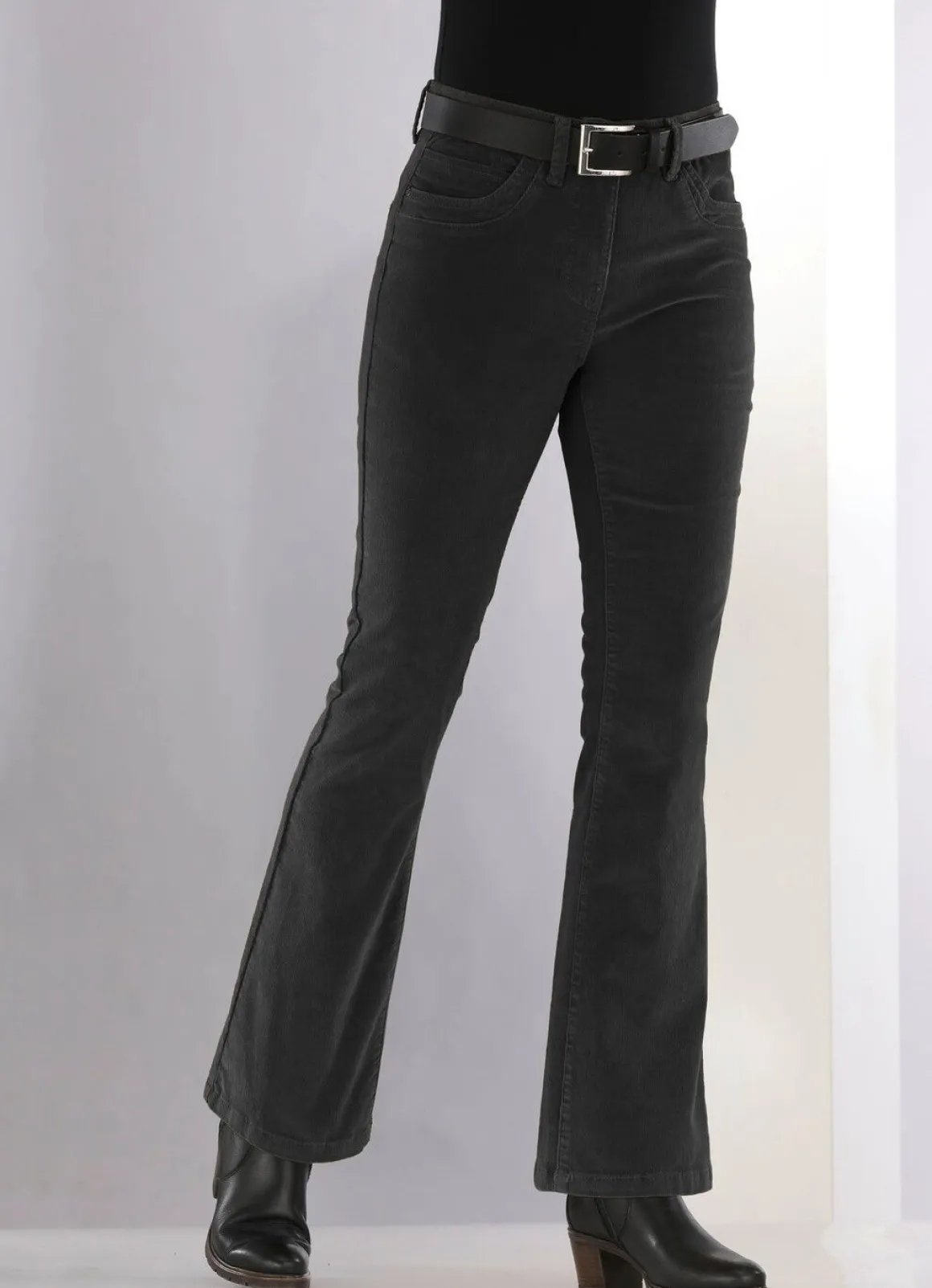 Cordhose in trendiger Bootcut-Form