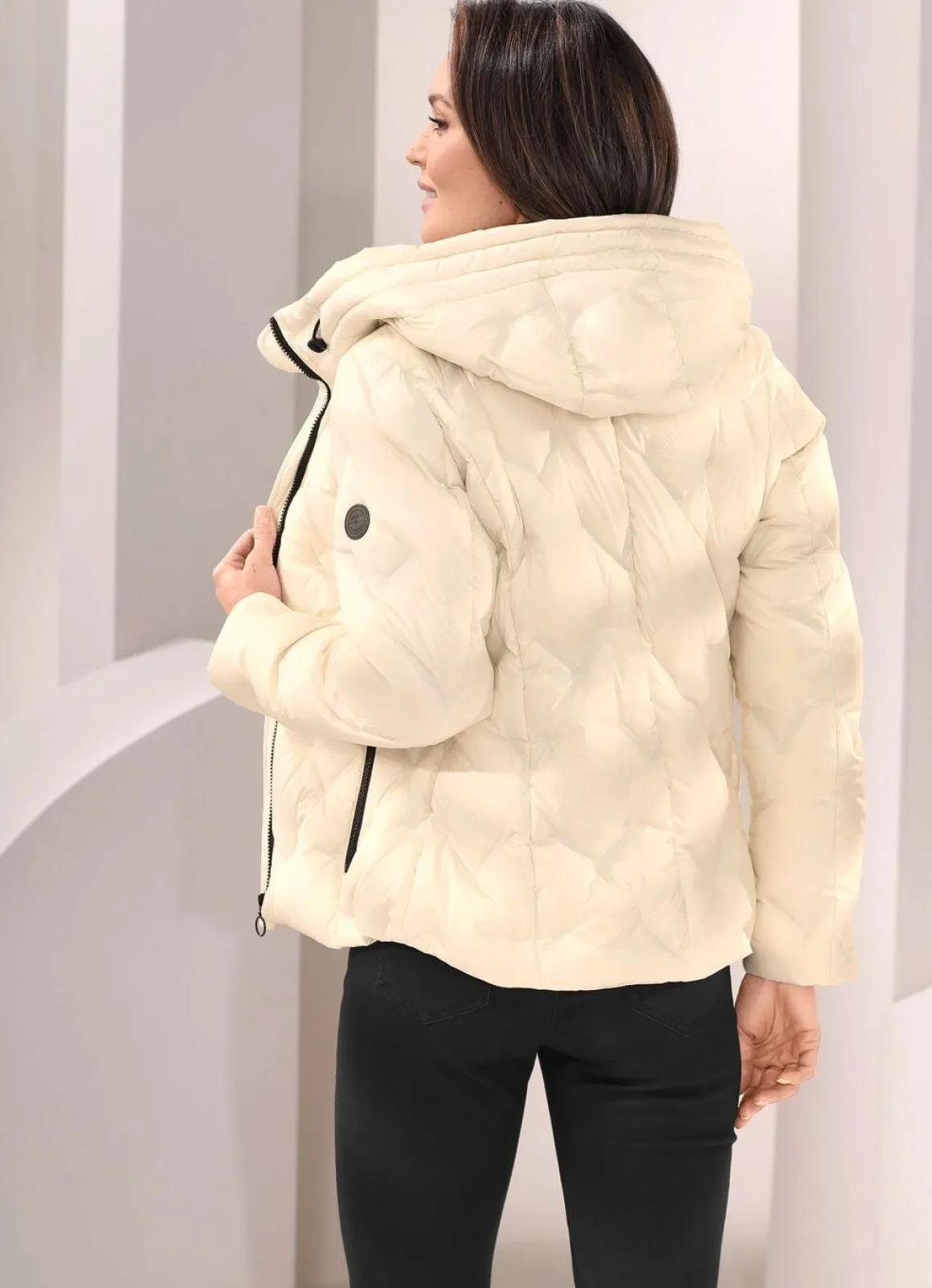 Daunenjacke mit fester Kapuze