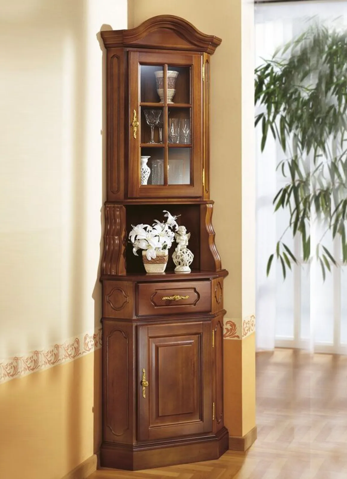 Eckvitrine mit eleganten, goldfarbenen Metallgriffen