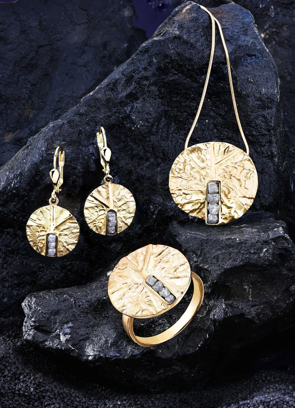 Faszinierende Ausstrahlung: Anhänger mit 4 Roh-Diamanten