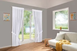 Fensterdekoration mit aufwendiger Plauener Stickerei