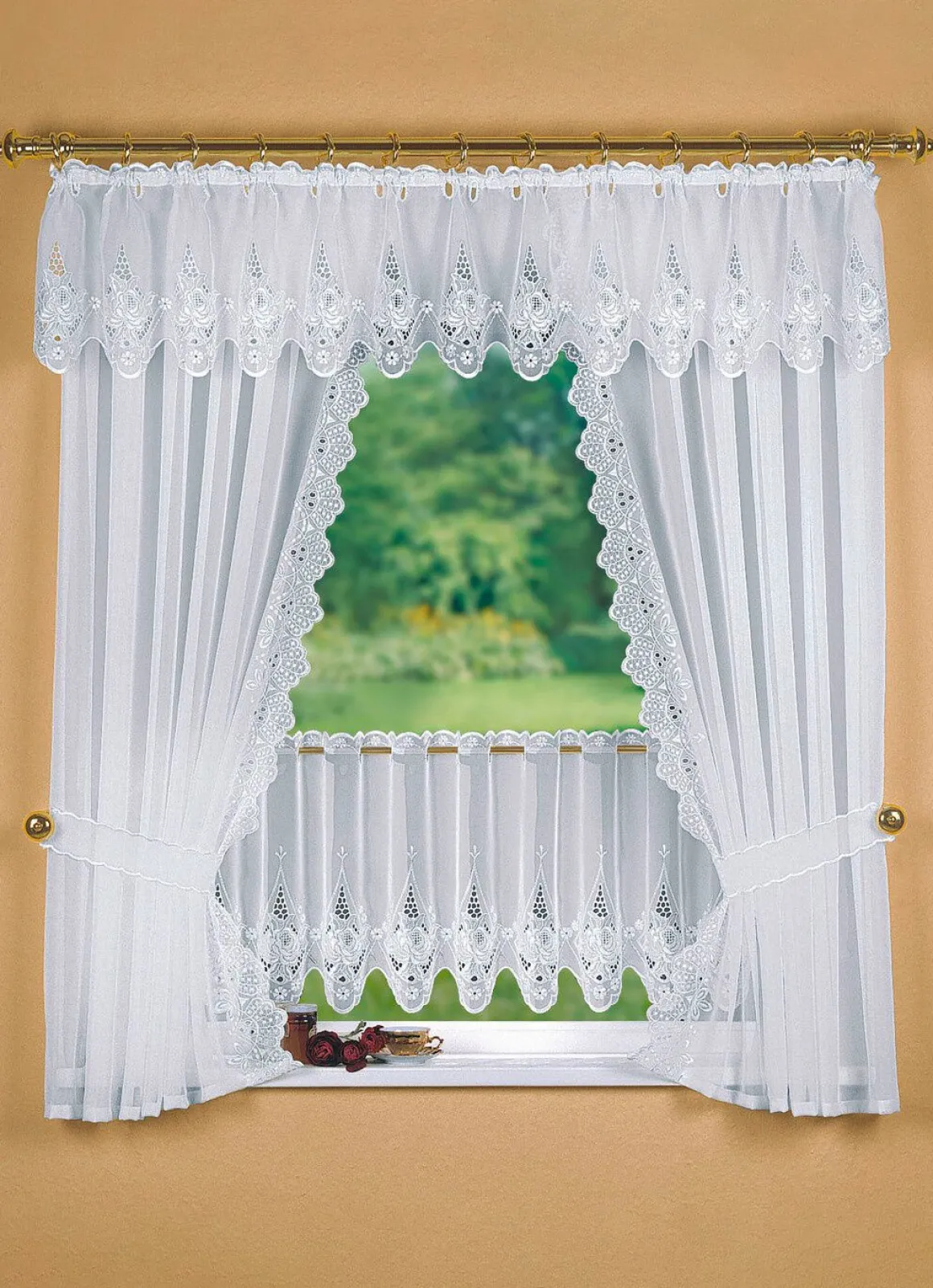 Fensterdekoration mit aufwendiger Plauener Stickerei