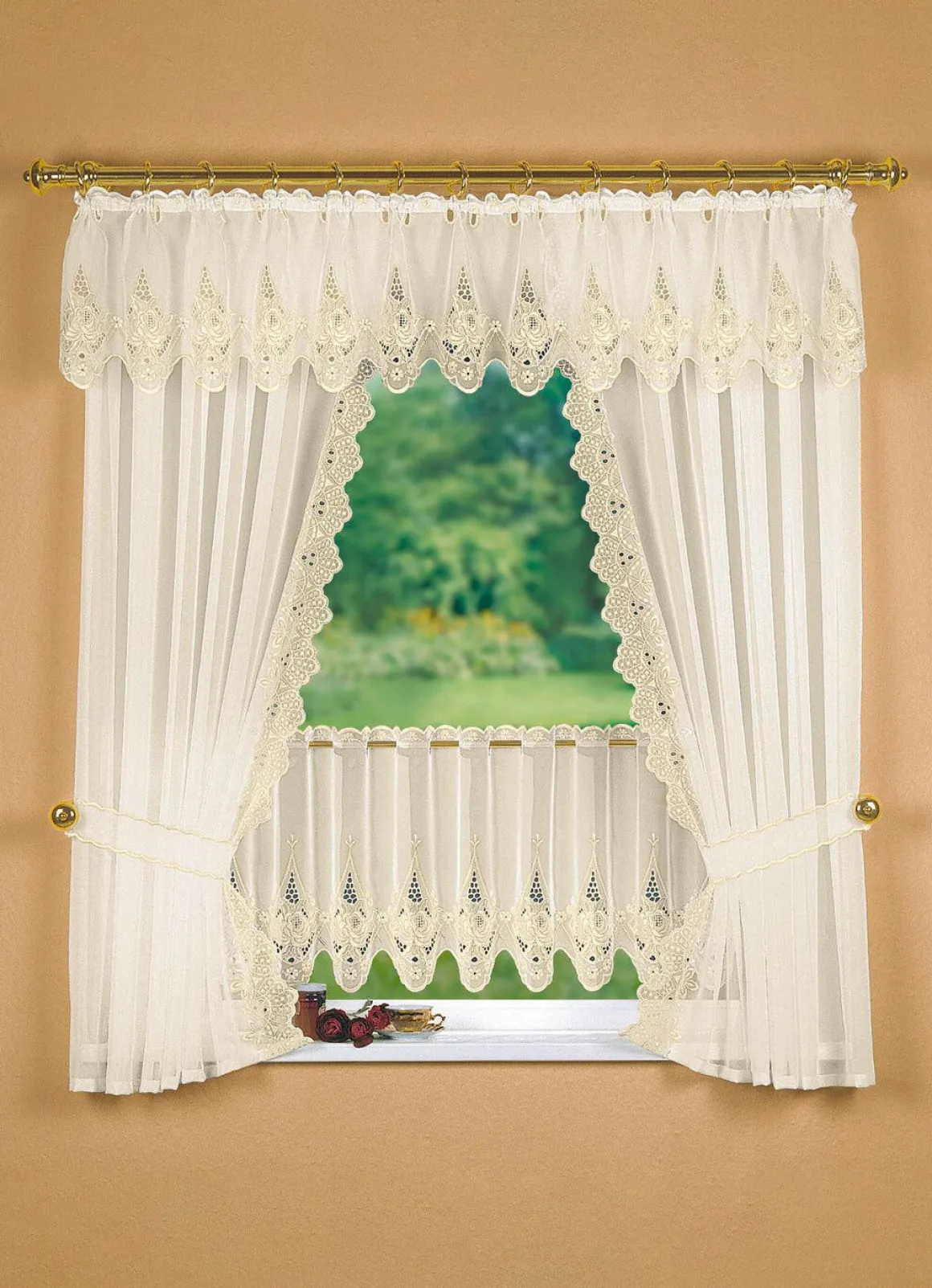 Fensterdekoration mit aufwendiger Plauener Stickerei
