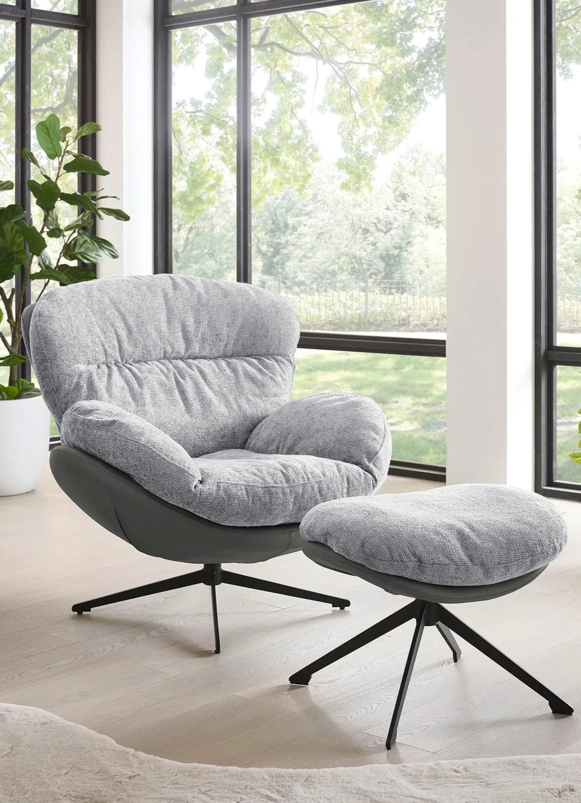 Gemütlicher Loungesessel mit Hocker