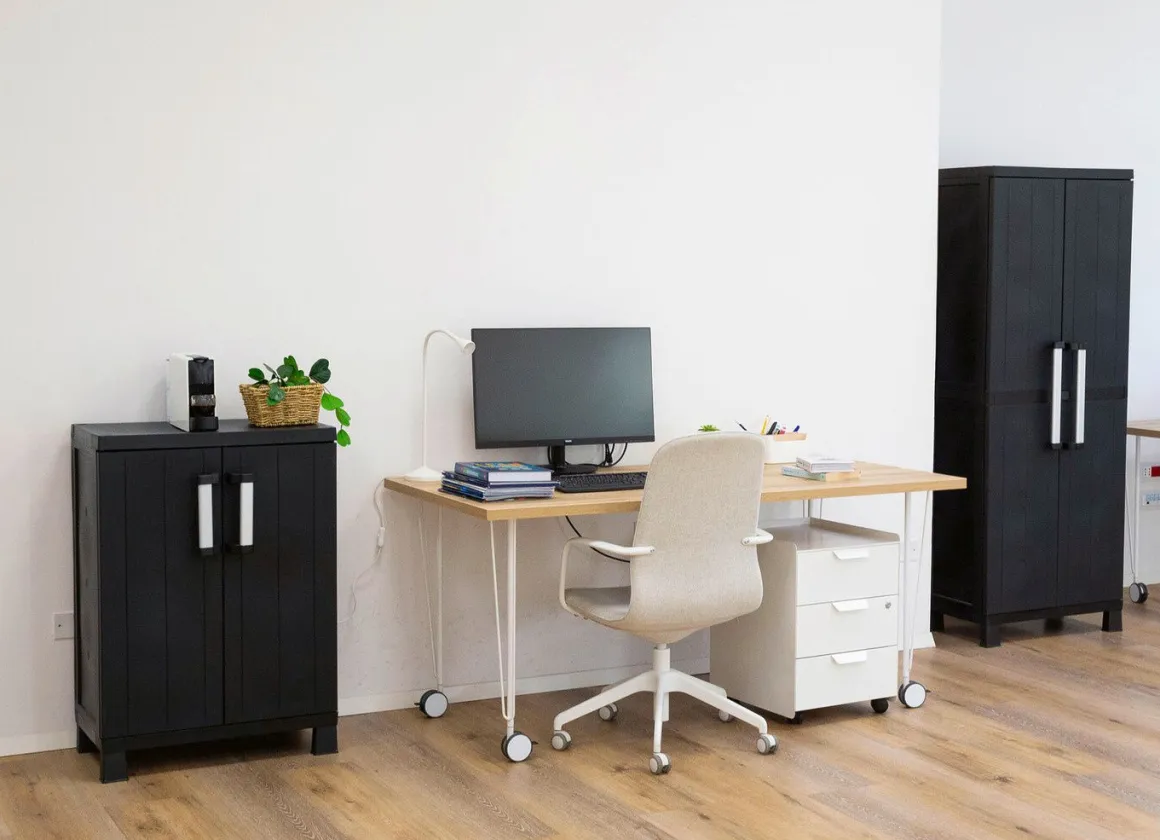 Geräteschrank Garage mit Holzlamellen-Effekt