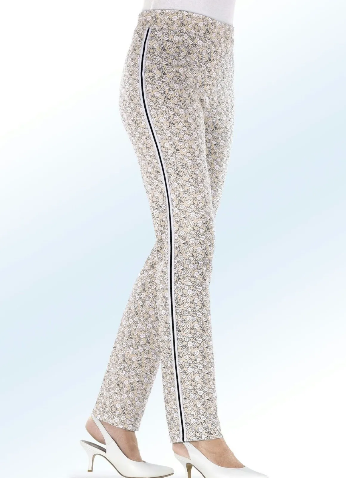 Hose mit aparter Floral-Dessinierung und effektvollem Zierband