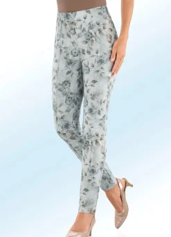 Hose mit farbharmonischer Floraldessinierung