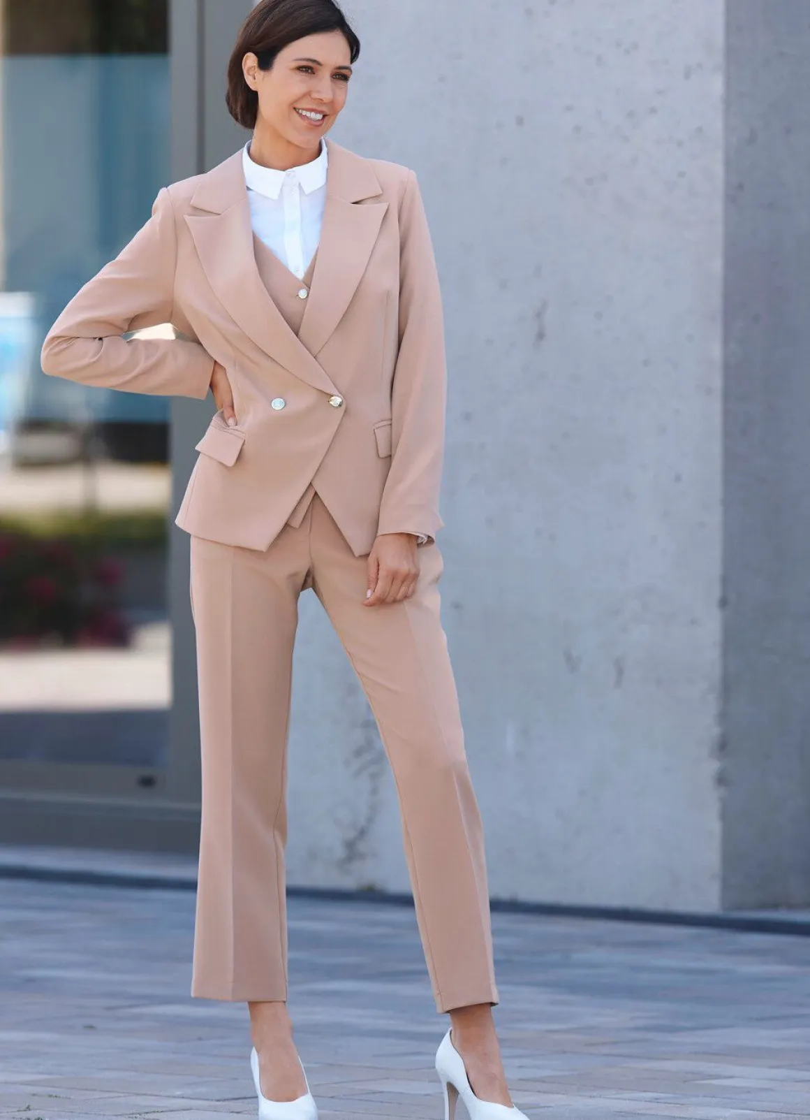 Hosenanzug mit doppelreihig geknöpftem Blazer