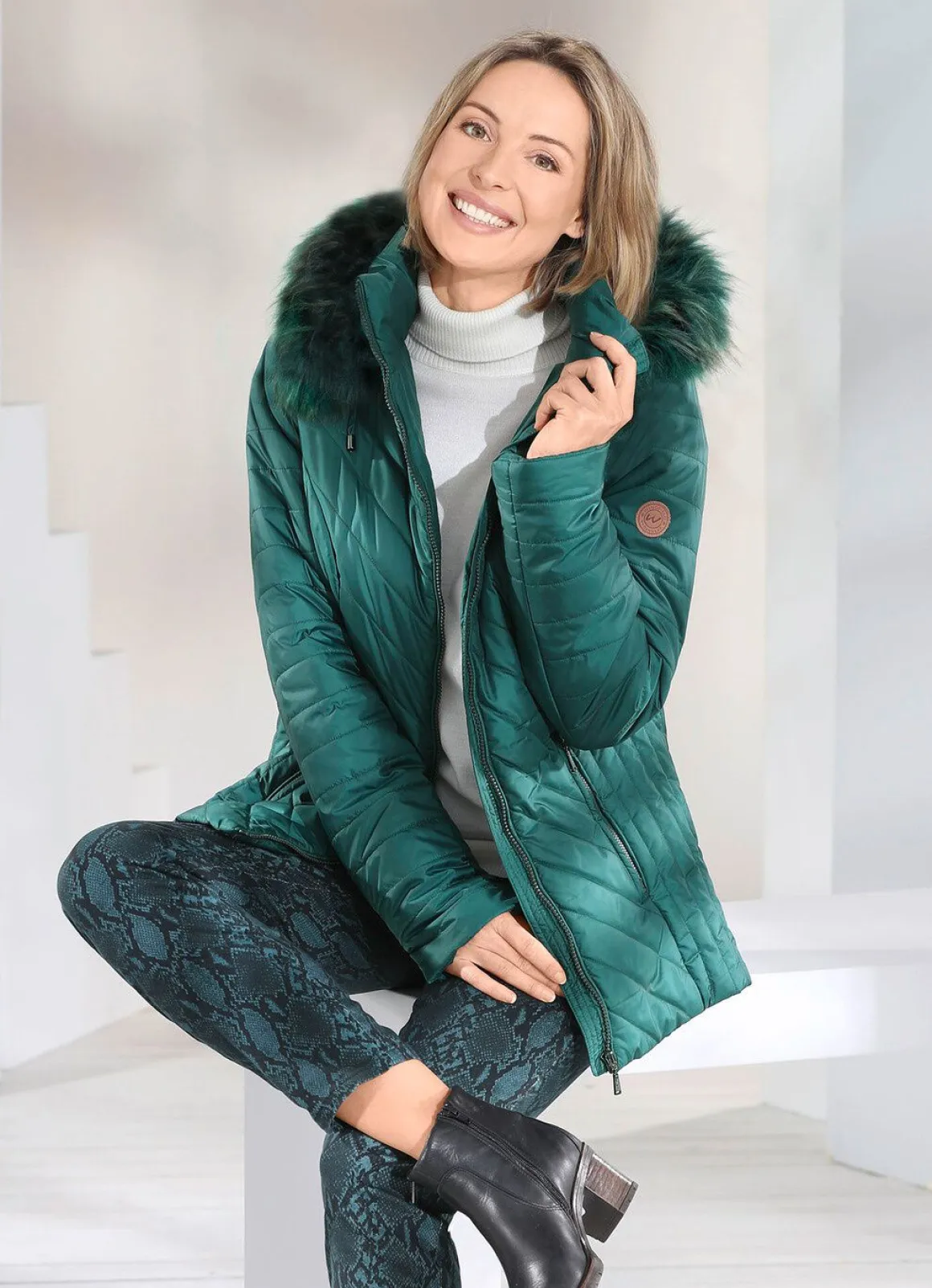 Jacke mit abnehmbarer Kapuze