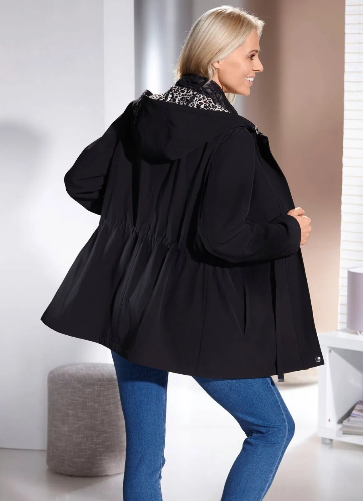 Jacke mit fester Kapuze
