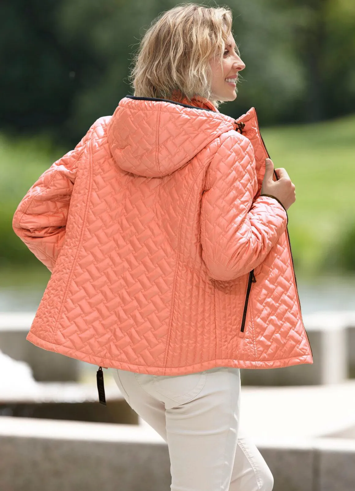 Jacke mit figurschmeichelnder Längssteppung seitlich
