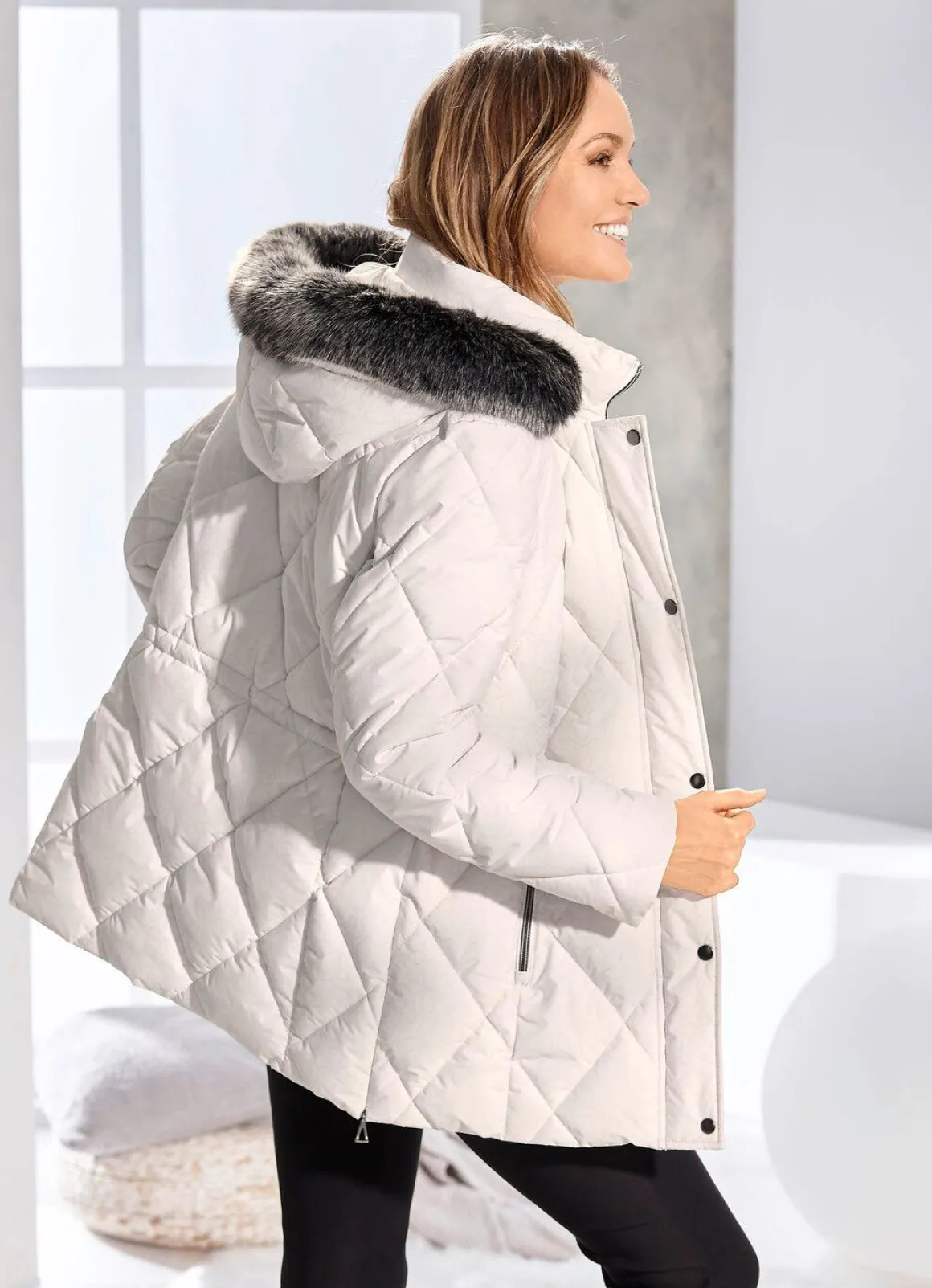 Jacke mit Reißverschluss an den Seitenschlitzen