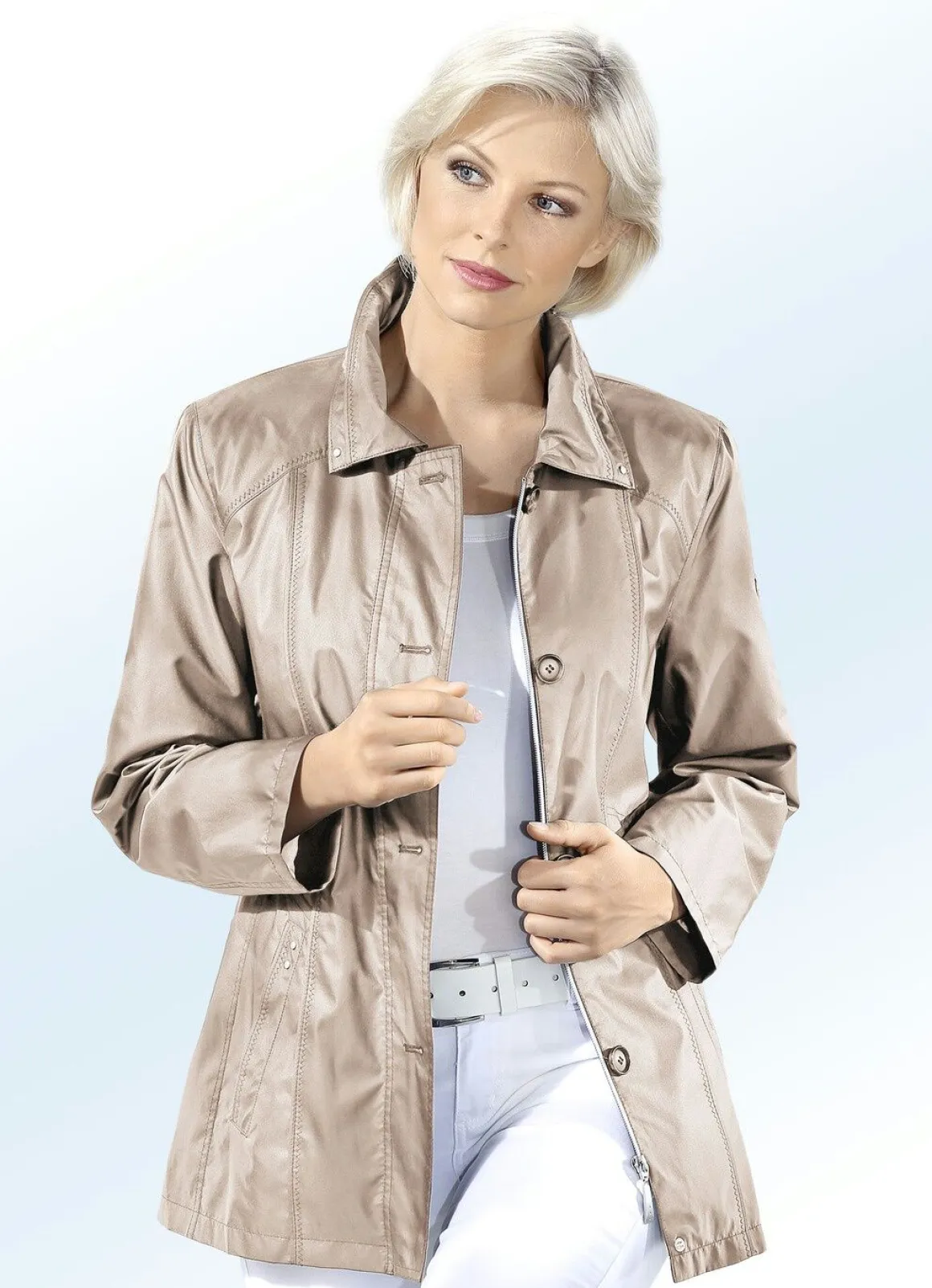 Jacke mit Reißverschluss unter der Knopfleiste