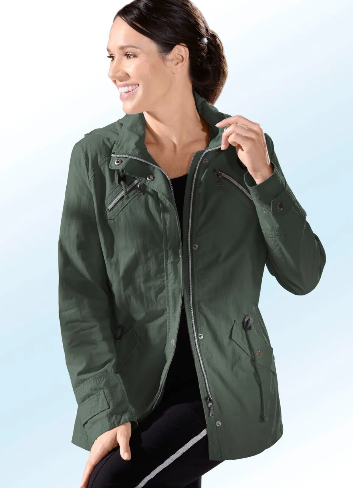 Jacke mit weitenregulierbaren Ärmelriegeln