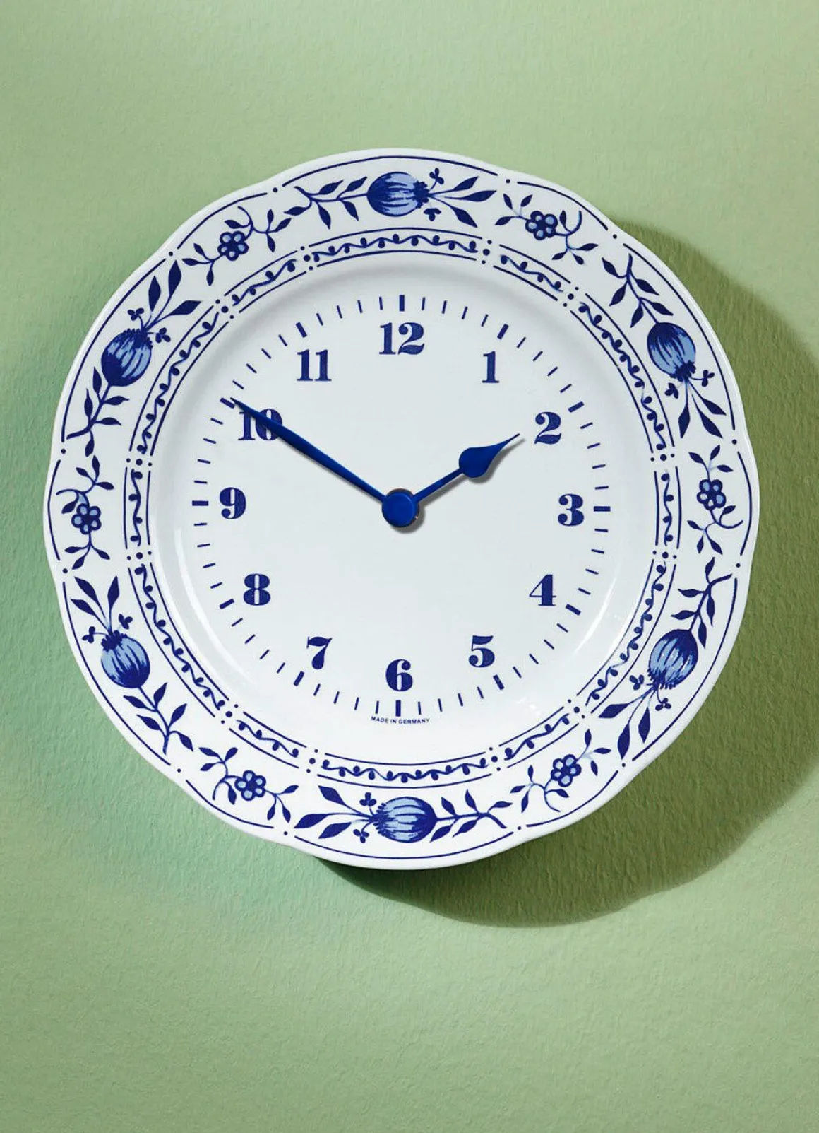 Keramik-Wanduhr mit klassischem Zwiebelmuster