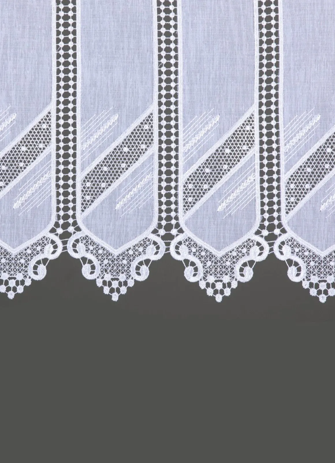 Kleinfenster-Store mit Macramé-Abschluss