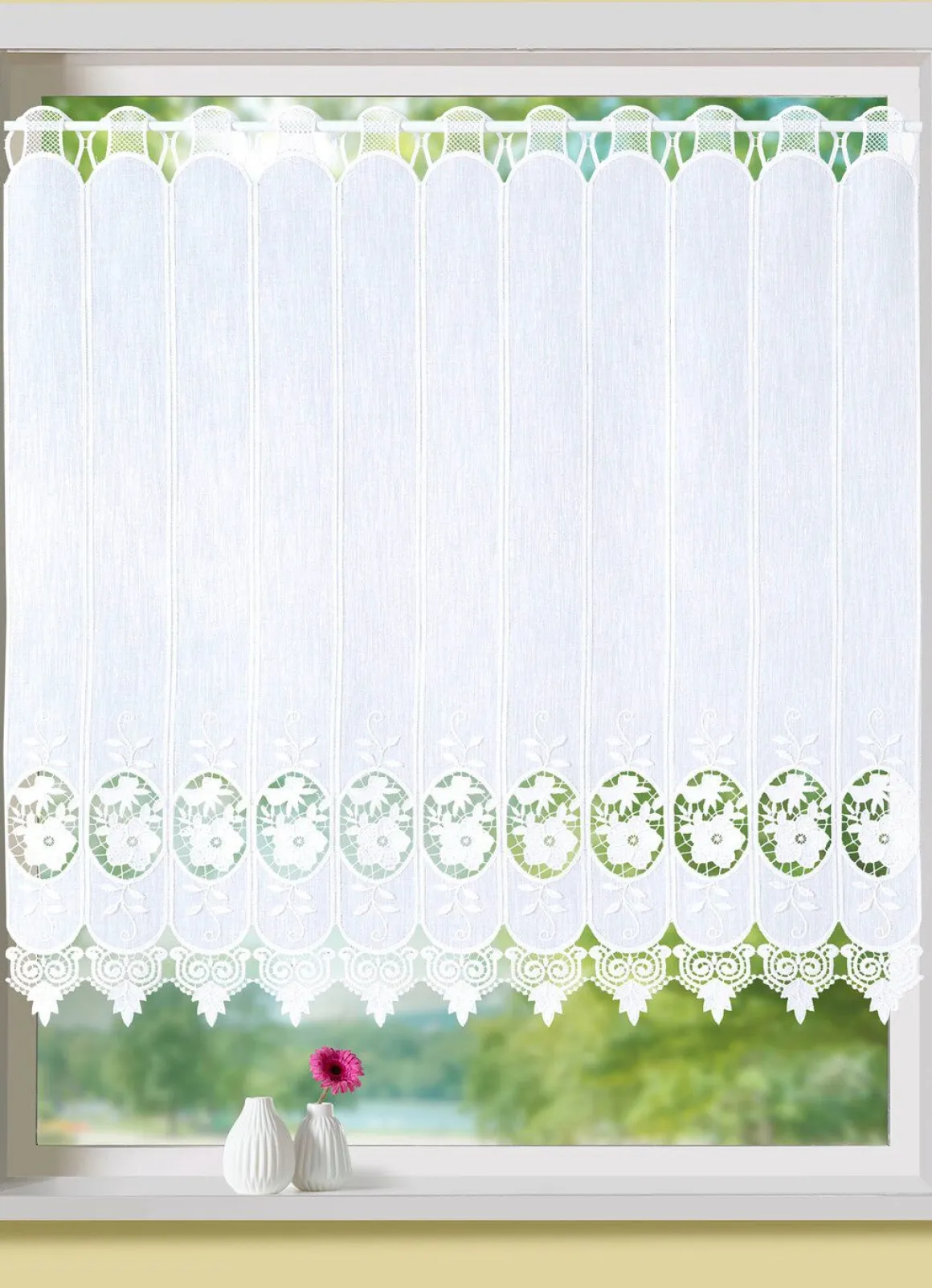 Kurzstore mit Blumen in Macramé-Spitze