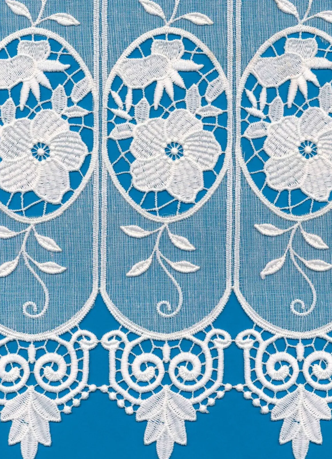 Kurzstore mit Blumen in Macramé-Spitze