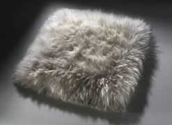 Merino-Lammfell-Sitzauflage in Tierform