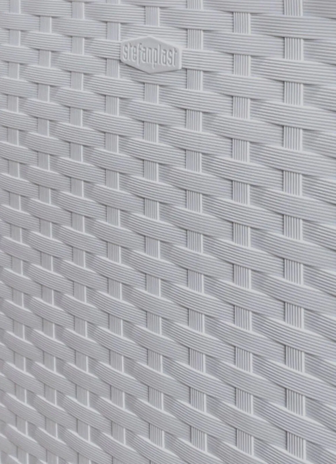 Pflanzkasten in moderner Rattan-Optik