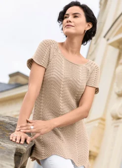 Pullover in dekorativem Wellendessin