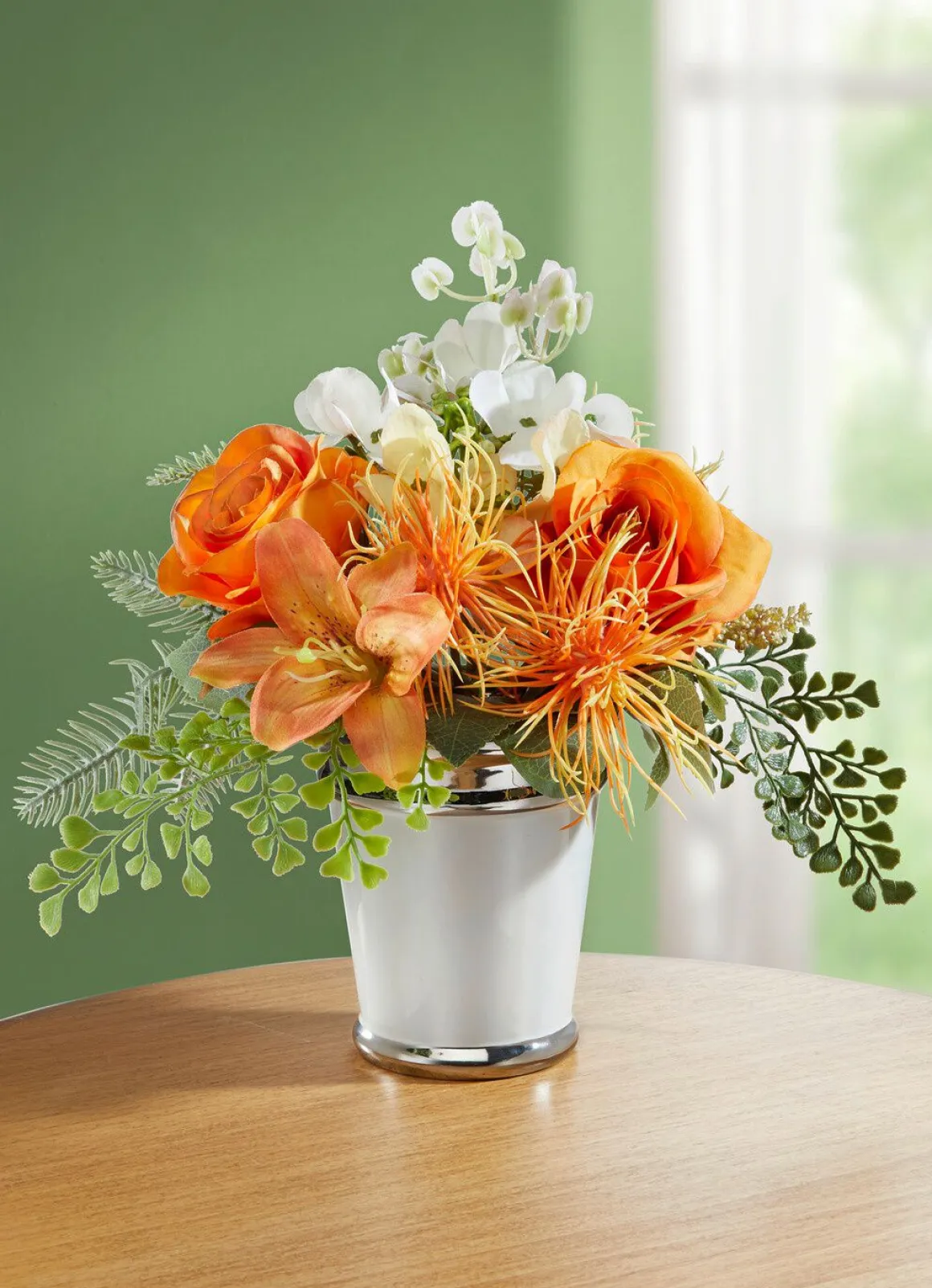 Rosen-/Lilien-Arrangement in weißem Keramiktopf