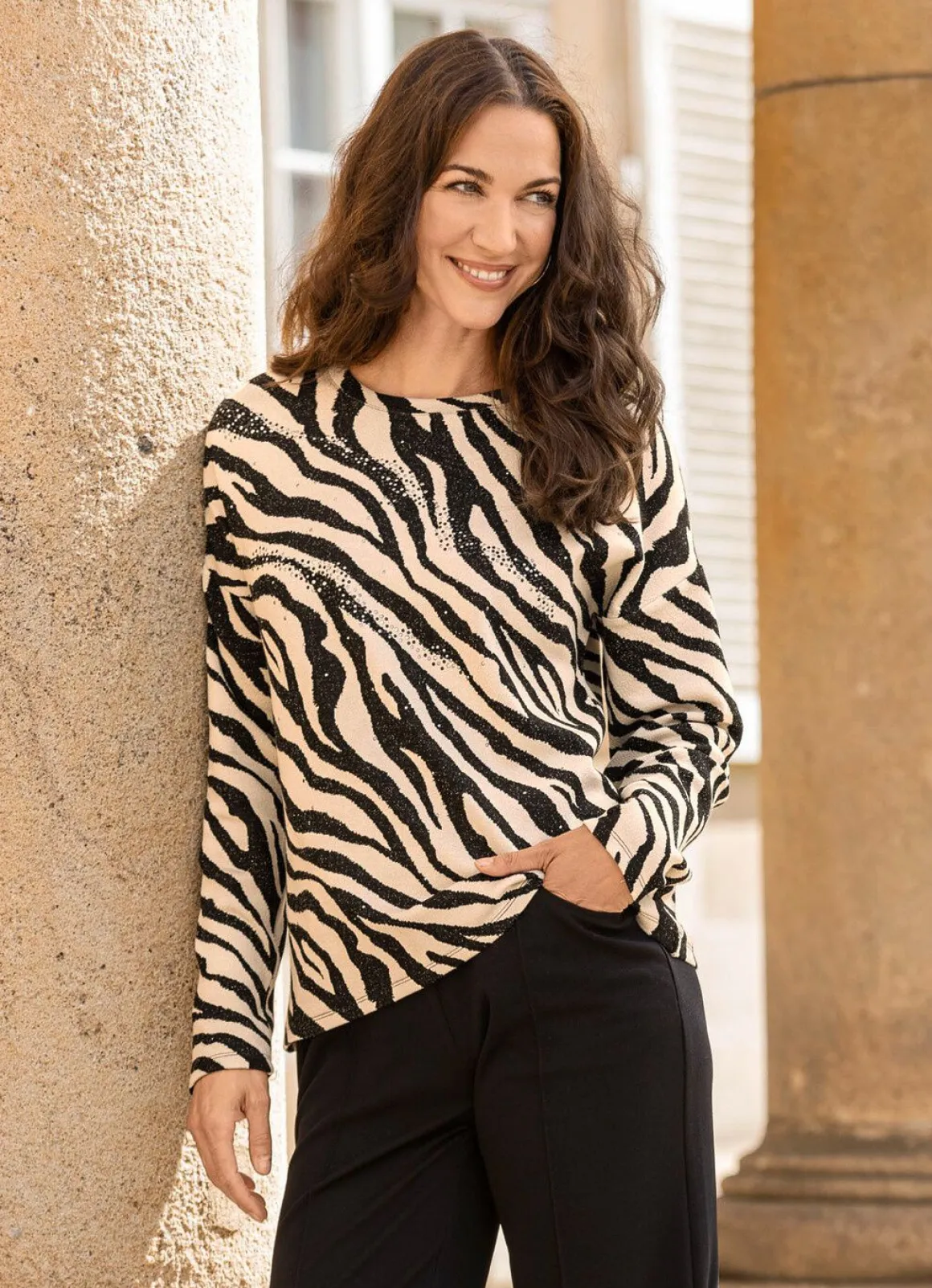 Shirt mit Plättchenzier im Vorderteil