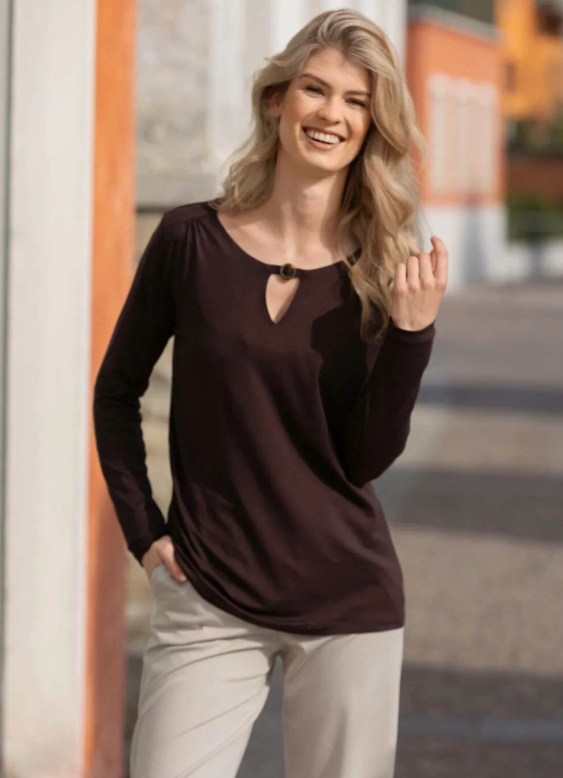 Shirt mit Zierring am Halsausschnitt in 2 Farben