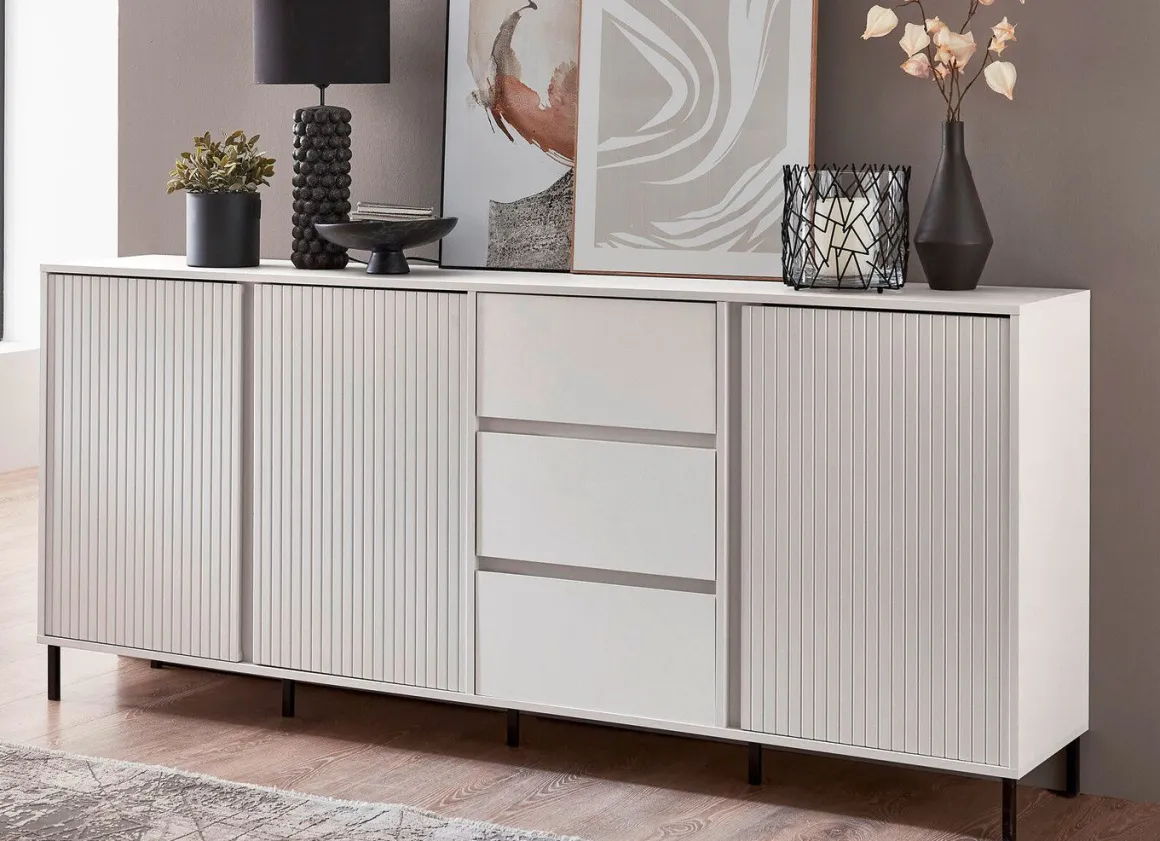 Sideboard mit aufwendiger Rillenfront