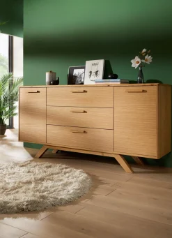 Sideboard mit massiven Holzbeinen und Holzgriffen