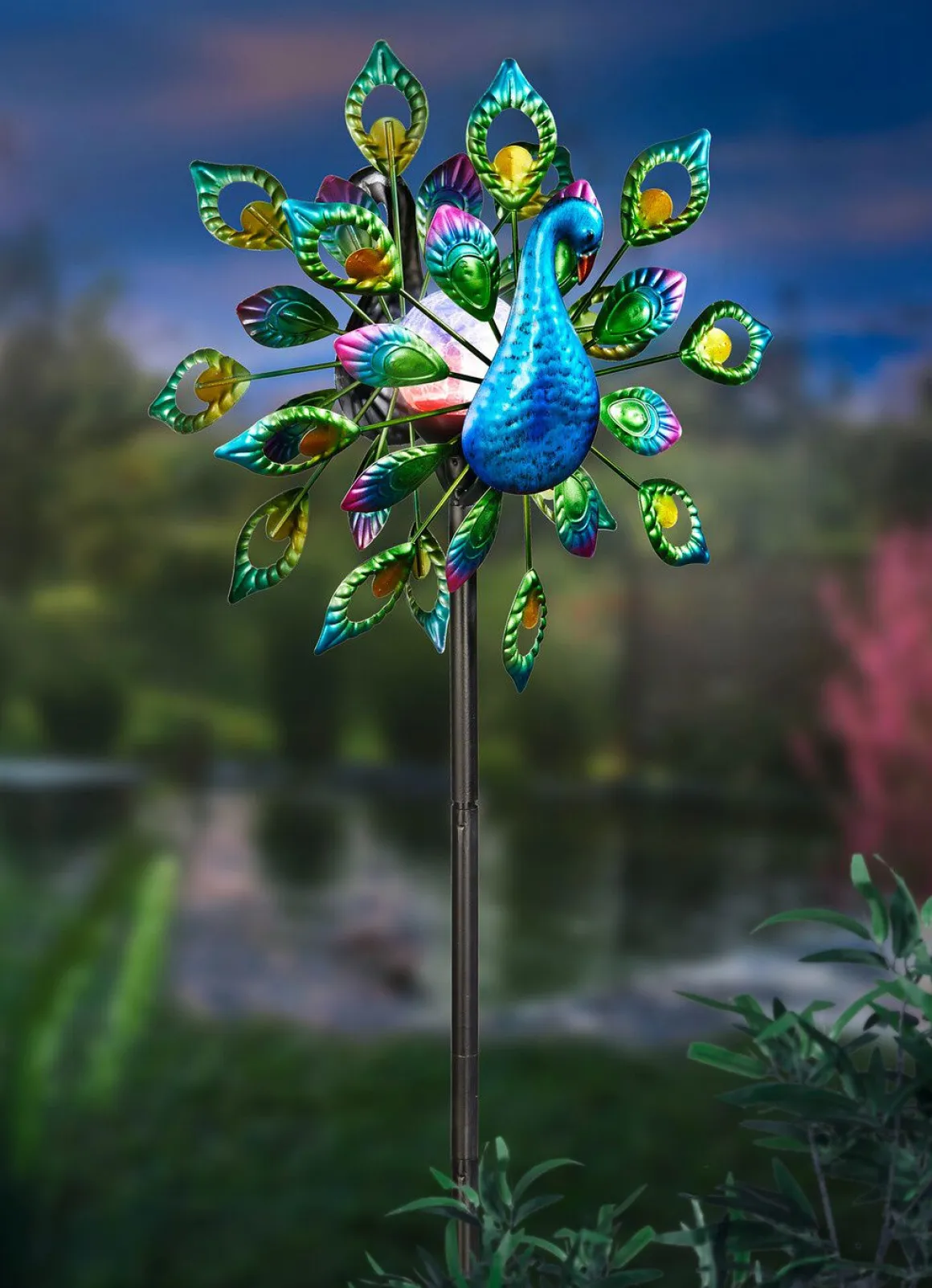 Solar-Windrad Pfau mit Solarkugel in der Mitte