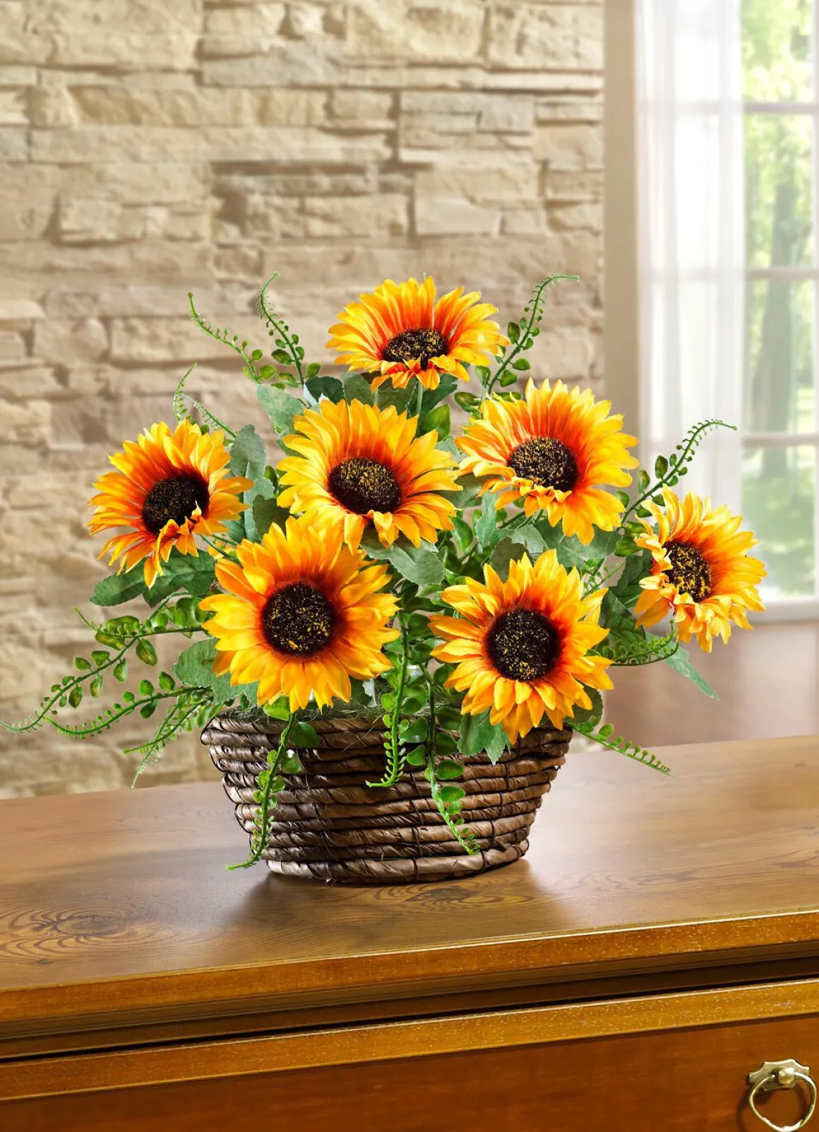 Sonnenblumen-Gesteck in Weidenkorb