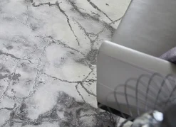 Stilsichere Brücken und Teppiche mit Marmormotiv