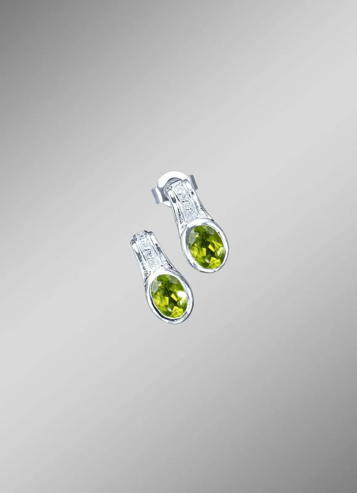 Strahlende Ohrstecker mit echt Peridot und synth. Zirkonia