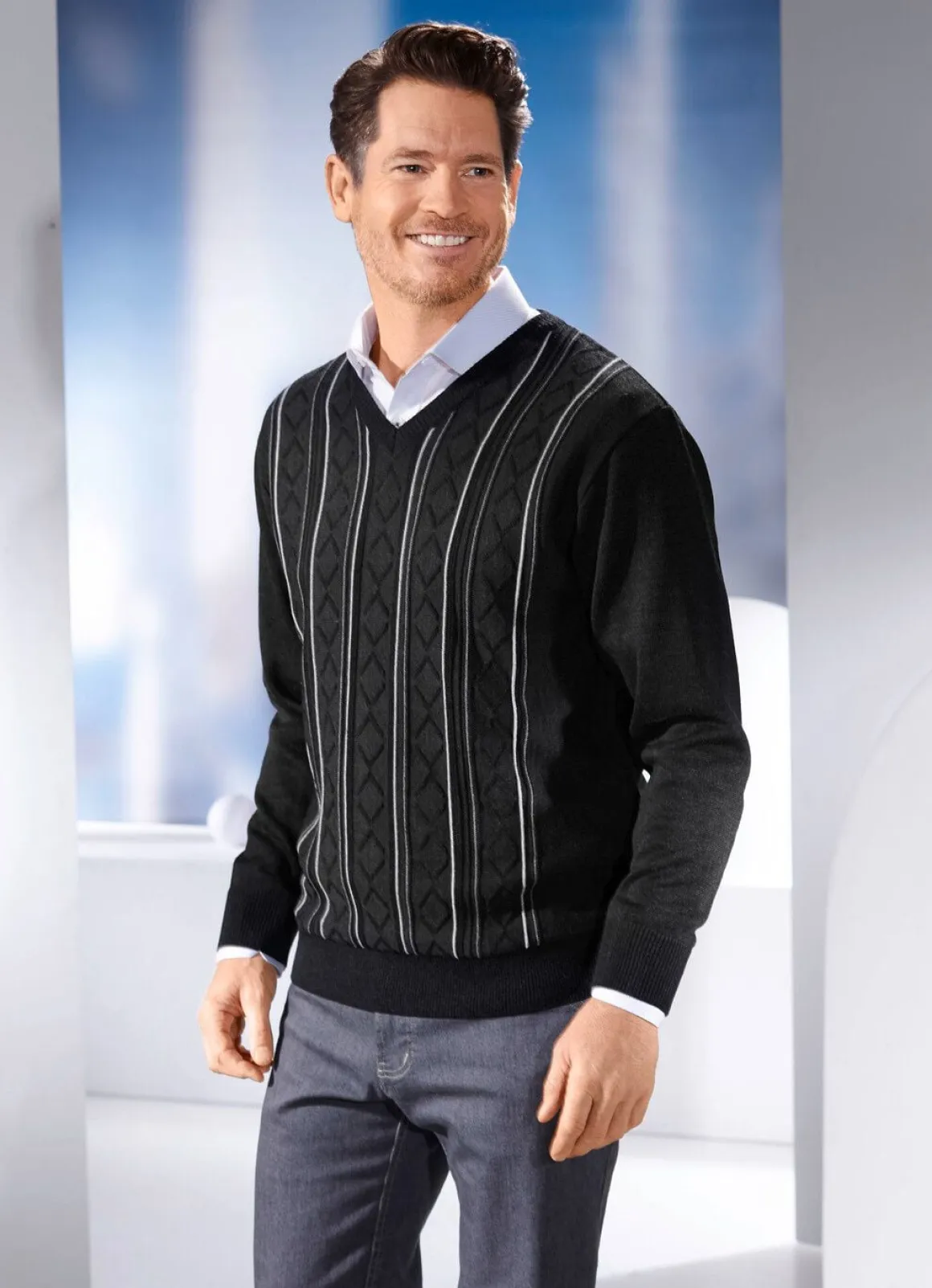 V-Pullover mit Strukturdessin in 3 Farben
