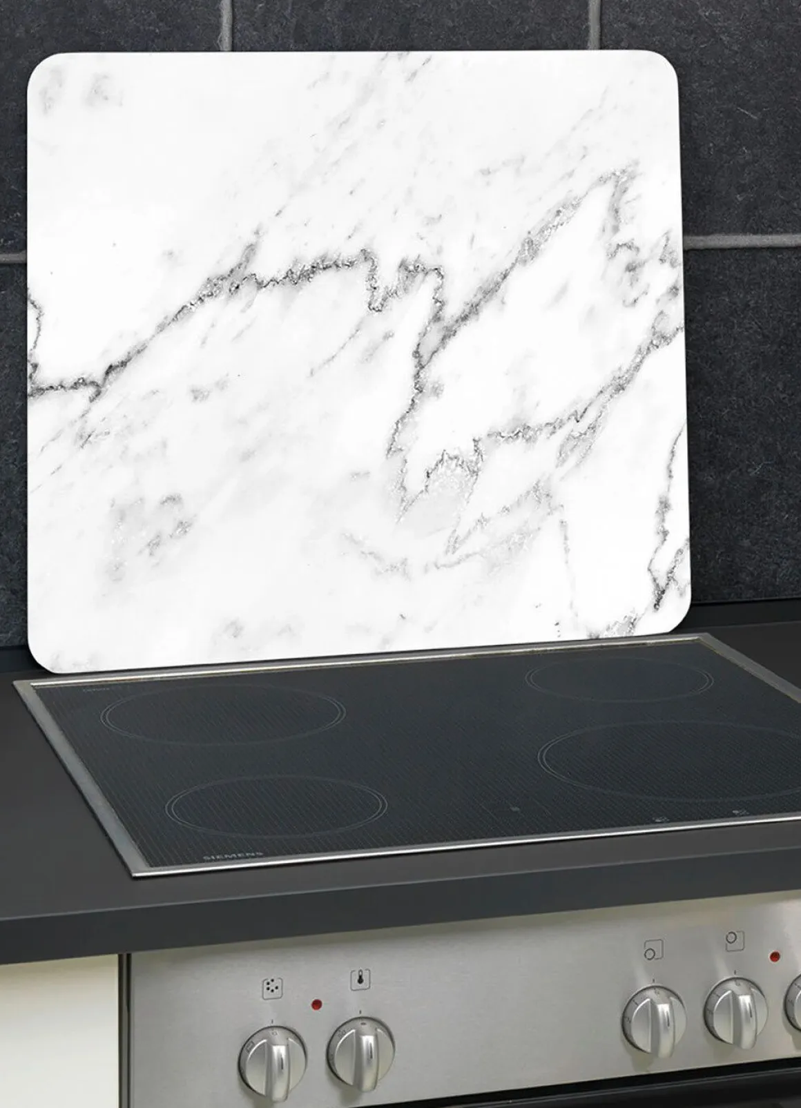 Wandblende aus Glas in Marmor-Optik