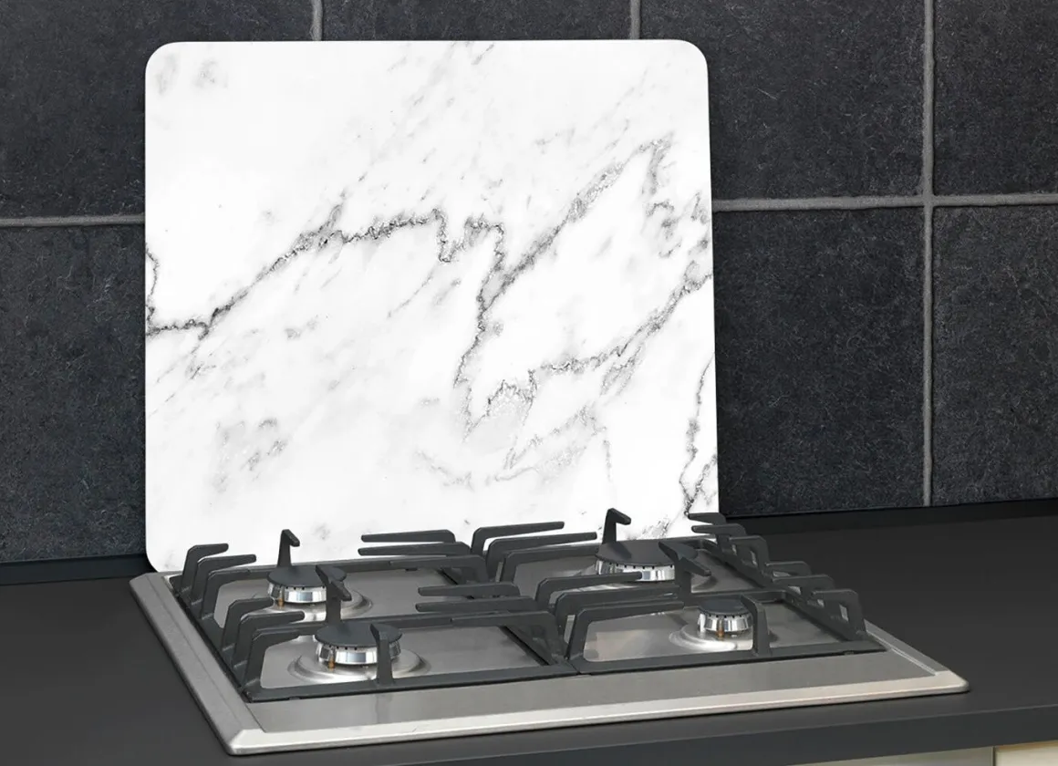 Wandblende aus Glas in Marmor-Optik