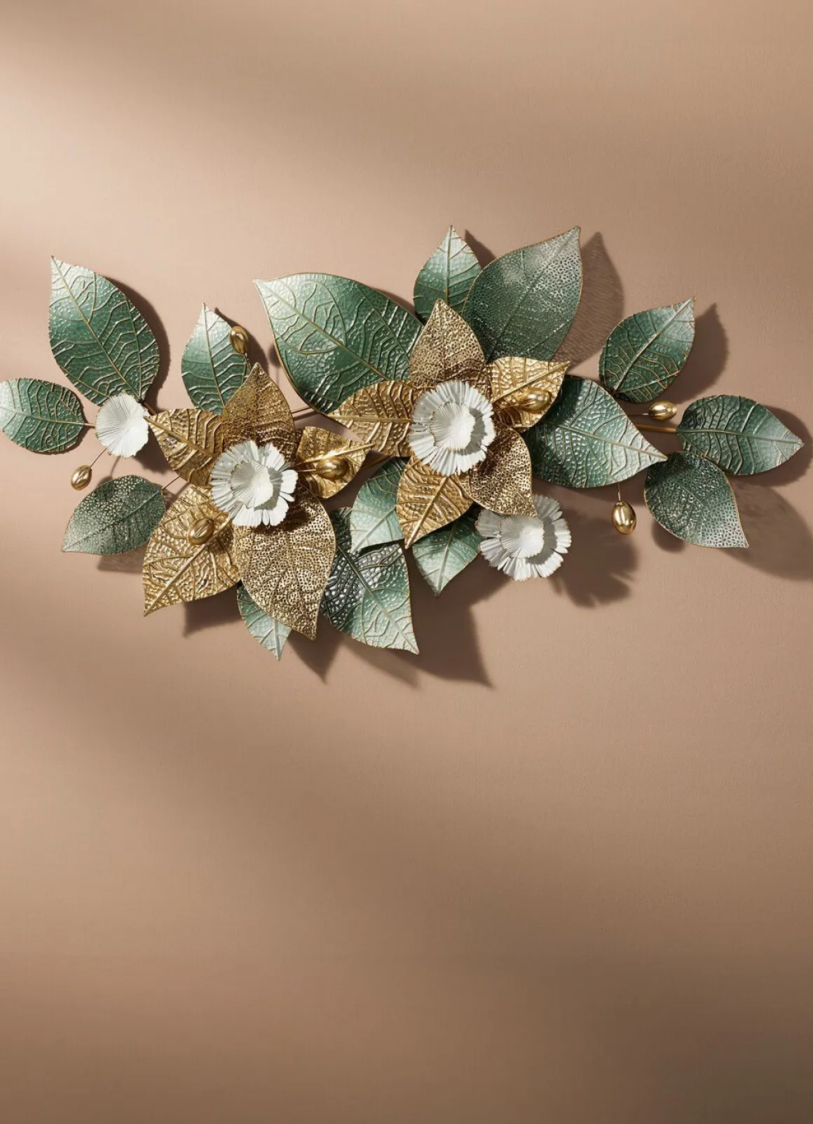 Wanddekoration mit Blüten- und Blättermotiv