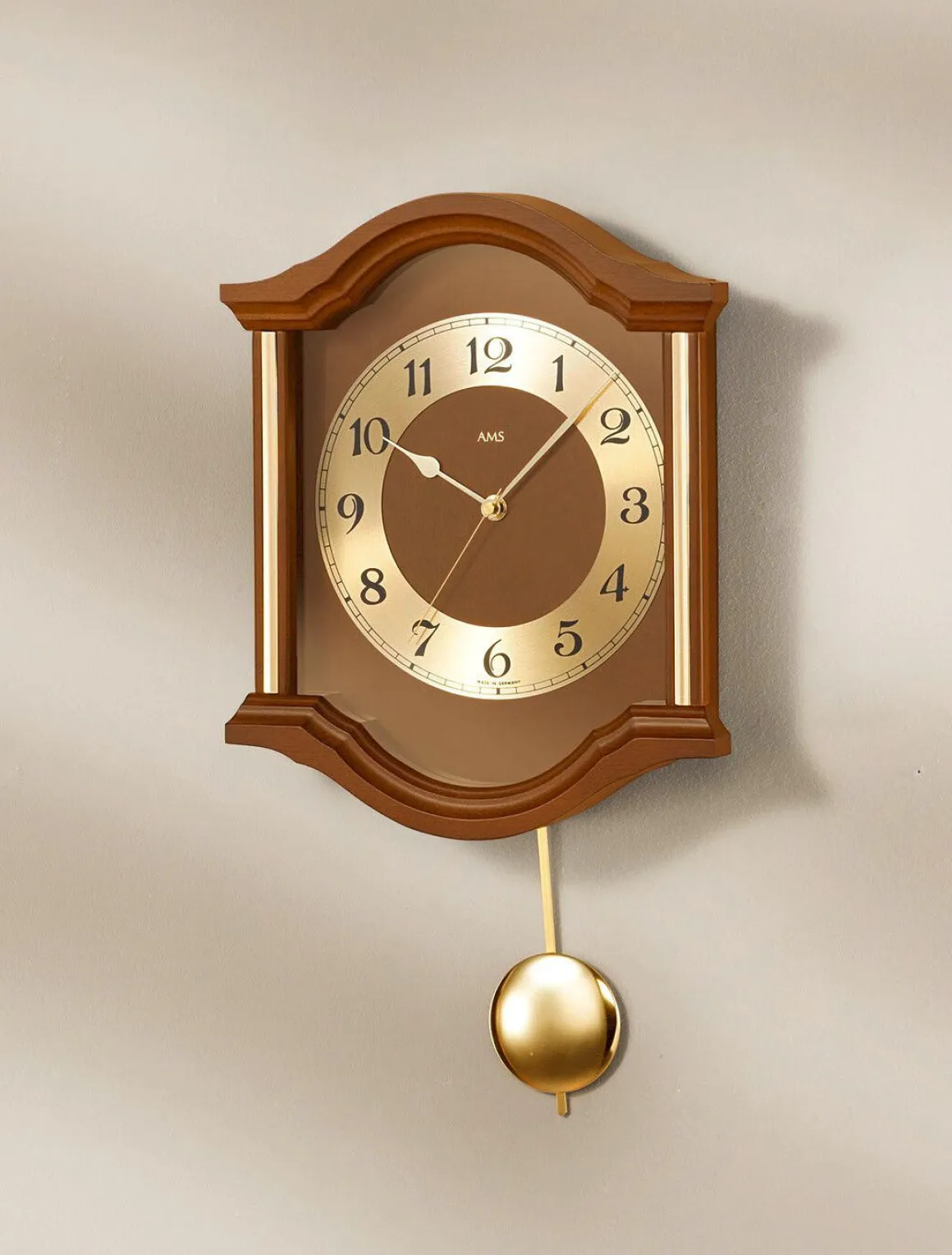 Wanduhr aus Holz