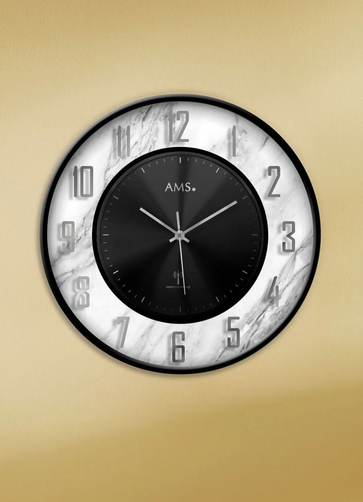 Wanduhr in Marmor-Optik