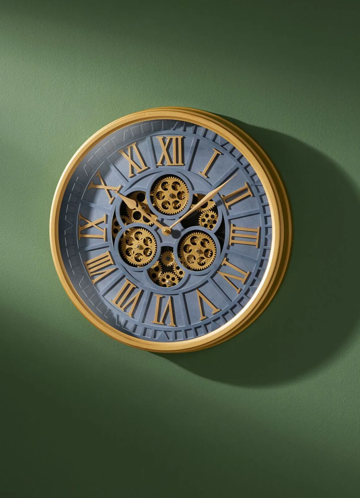 Wanduhr mit sichtbaren Zahnrädern
